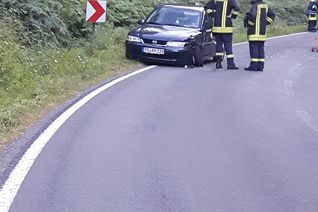 Fünf Verletzte bei Verkehrsunfall auf B 51 Konz- Könen. Zu einem schweren Verkehrsunfall im Begegnungsverkehr kam es am Samstagabend gegen 19.30 Uhr auf der Bundesstraße 51 zwischen Konz und Saarburg. Foto: Agentur Siko
