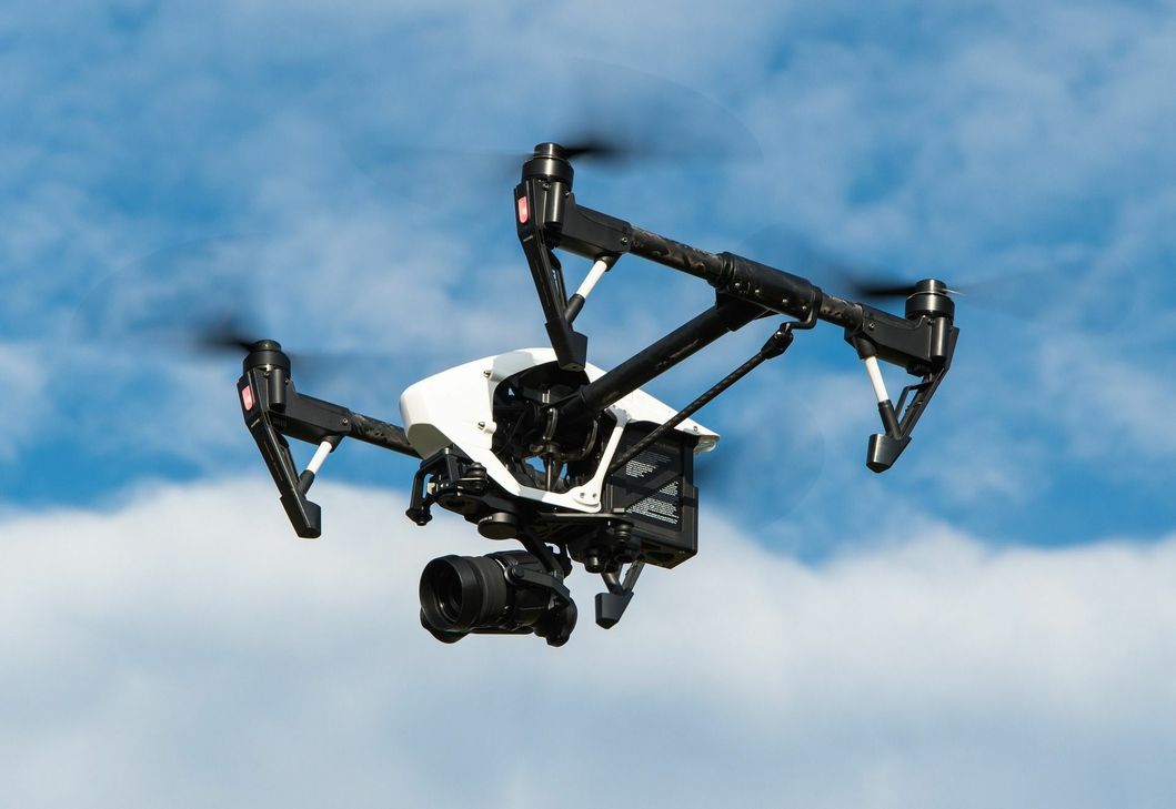Mit Hilfe von Drohnen und Polizeihubschrauber wird die Ahr überwacht. Foto: Pixabay/Ehrhardt