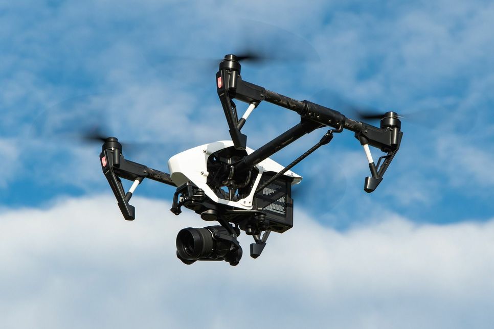 Mit Hilfe von Drohnen und Polizeihubschrauber wird die Ahr überwacht. Foto: Pixabay/Ehrhardt