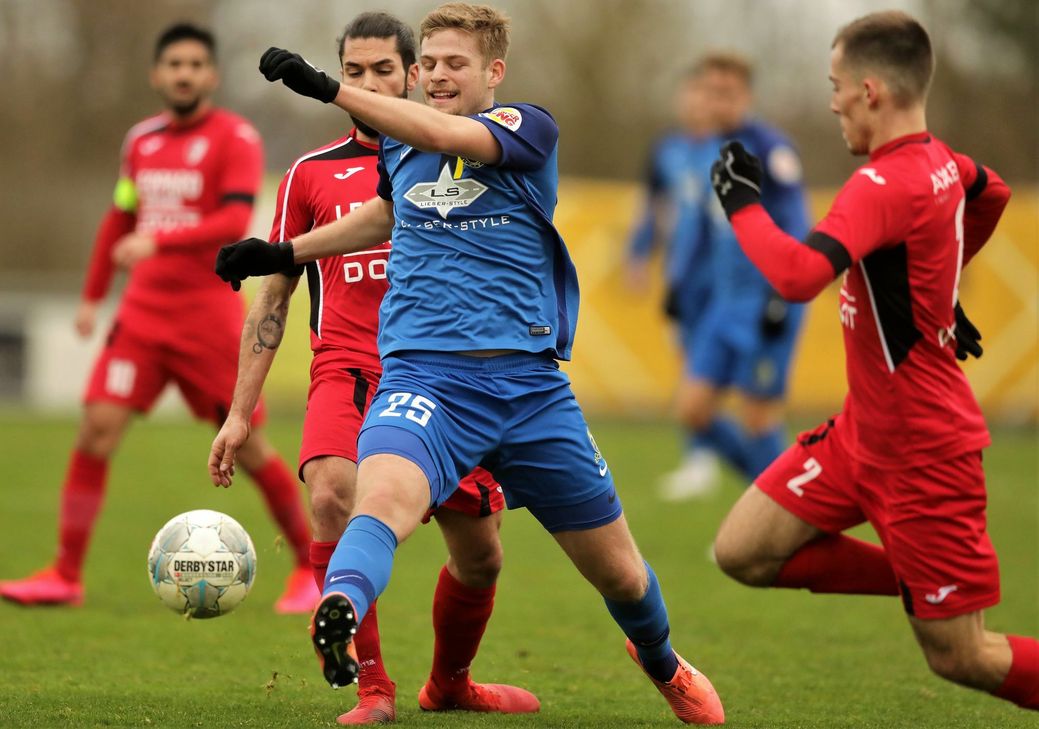 Im letzten Testspiel beim luxemburgischen Zweitliga-Spitzenreiter Swift Hesperingen siegte die Trierer Eintracht am vergangenen Samstag mit 5:1. Die Trierer Tore erzielten - neben einem Eigentor -  Sinanovic,  Salem, Amberg und Brandscheid. Unser Foto zeigt SVE Spieler Tim Garnier (Nr. 25) im Zweikampf. Foto: Schwarz