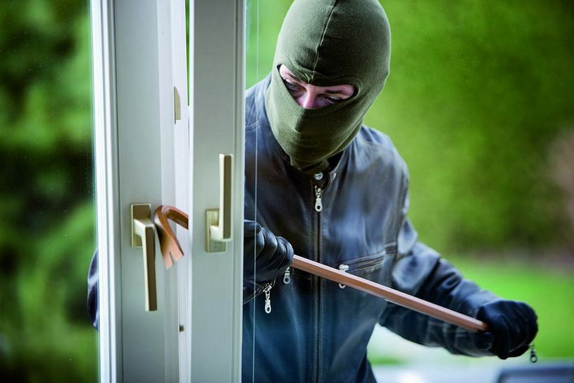 Das Sichern von Häusern und Wohnungen - übrigens gerade auch tagsüber - sowie ein wachsames Auge des Nachbarn sind unerlässlich. Denn: Ehe die Polizei kommt, ist der Einbrecher in der Nordeifel meist über alle Berge. Archivfoto