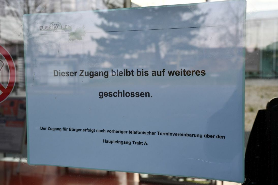 Die Rathäuser bleiben, ebenso wie hier das Kreishaus, für den regulären Publikumsverkehr geschlossen und bitten um Terminvereinbarungen. Foto: Kreis