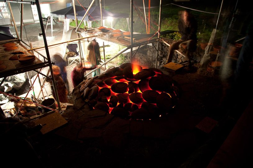 Der Ofenbrand mit der anschließenden Abkühlphase erstreckte sich über 29 Stunden. Deshalb wurde auch während der Nacht am Ofen gearbeitet.