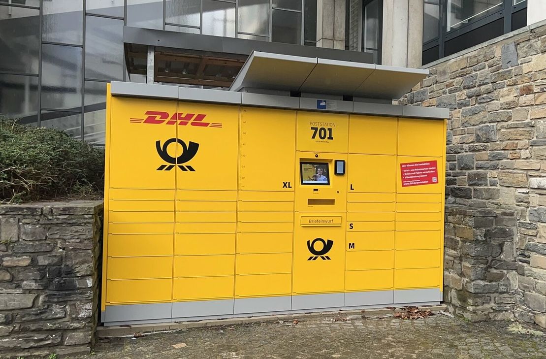 Am Monschauer Rathaus hat die DHL eine neue Poststation errichtet. Foto: T. Förster