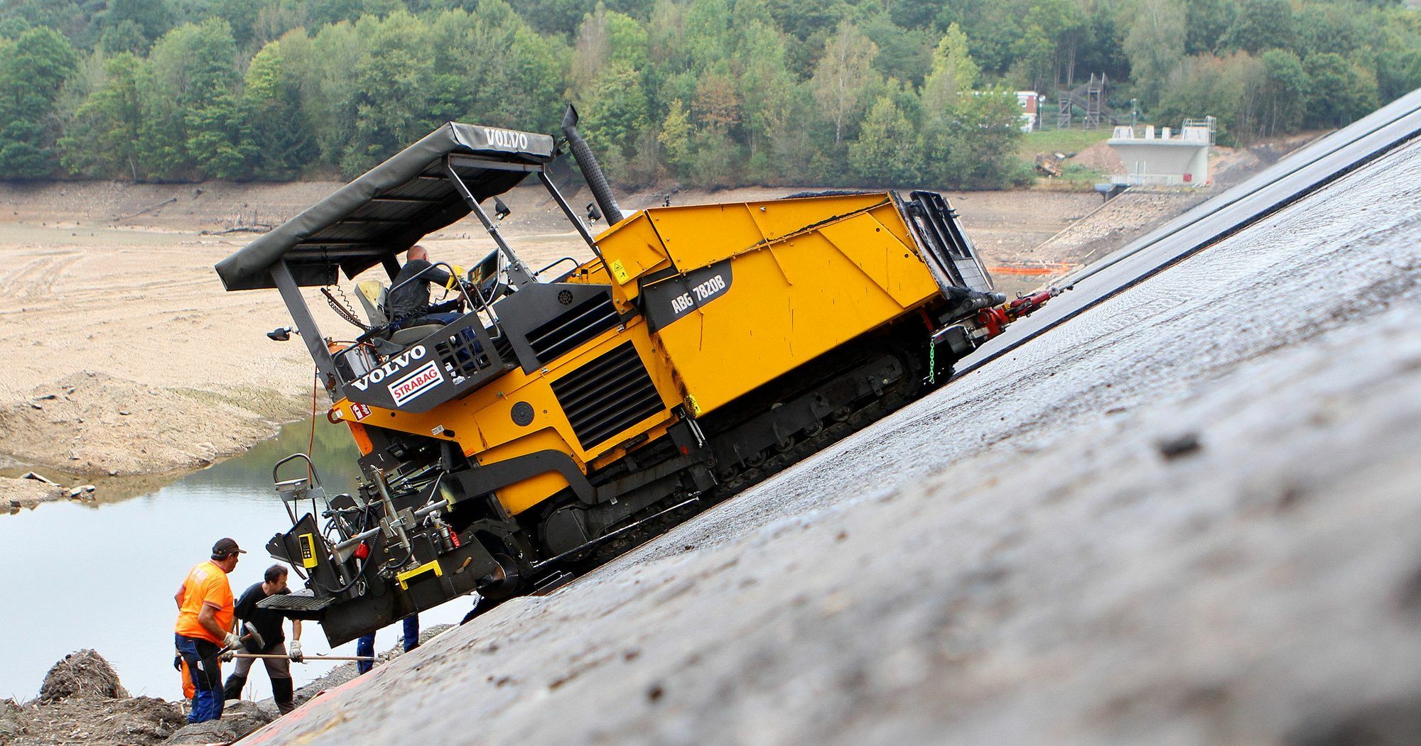 20 Mitarbeiter der Firma Strabag haben die rund 1.200 Tonnen des Spezialasphaltes angebracht. Fotos: Paul Düster
