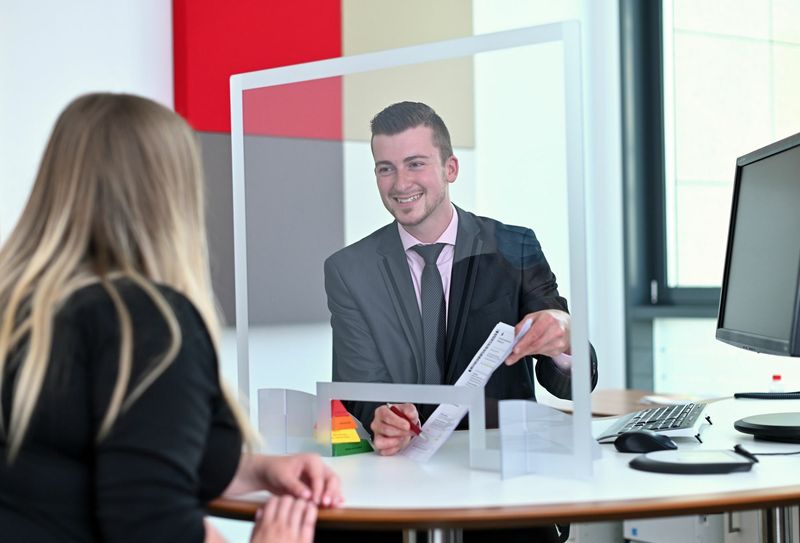 Gesundheit geht vor: bei persönlichen Beratungen geben der gebotene Abstand und Schutzblenden aus Plexiglas den Kunden und Beratern Sicherheit. Foto: KSK