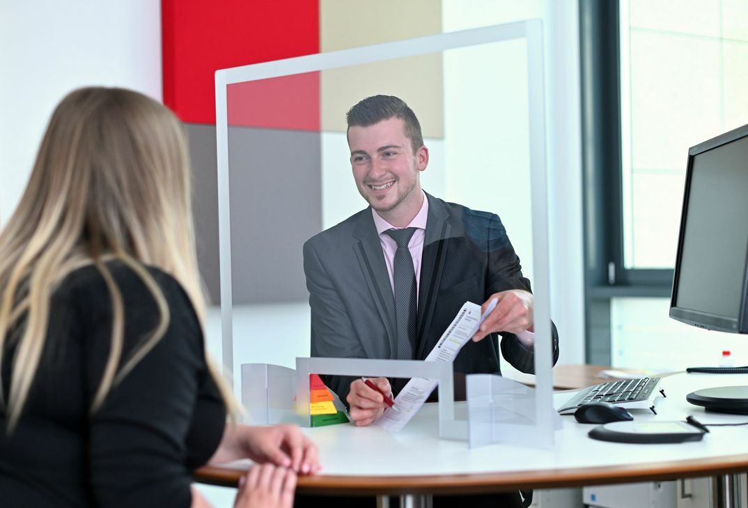 Gesundheit geht vor: bei persönlichen Beratungen geben der gebotene Abstand und Schutzblenden aus Plexiglas den Kunden und Beratern Sicherheit. Foto: KSK