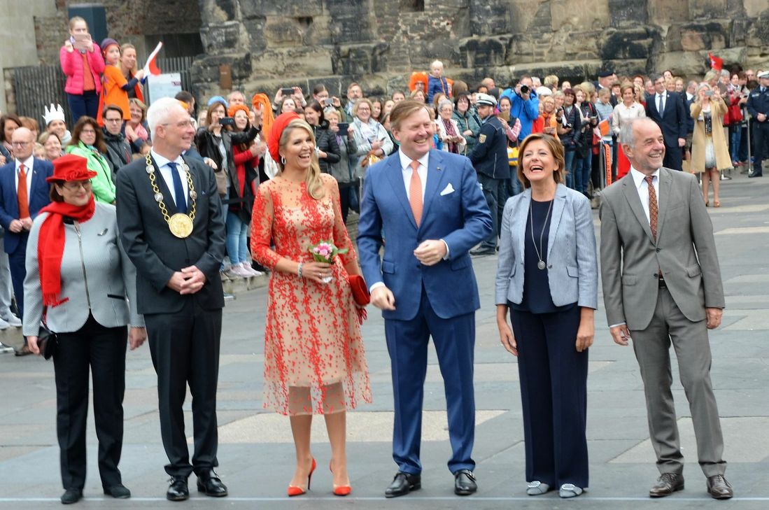 König Willem-Alexander und Königin Máxima der Niederlande (Mitte) bei ihrer Besichtigungstour durch Trier, auf der sie von Ministerpräsidentin Malu Dreyer und ihrem Gatten Klaus Jensen (rechts) sowie OB Wolfram Leibe und Ehefrau Andrea Sand (links) begleitet wurden. Foto: Finkenberg