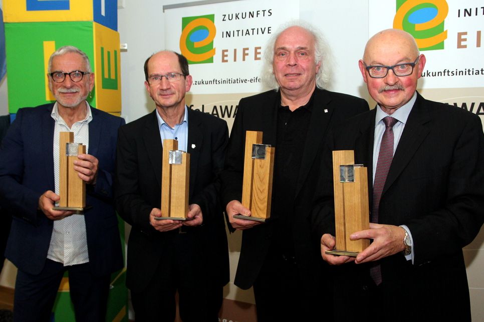 Vier Eifel-Awards wurden dieses Jahr verliehen: Preisträger sind Peter Nüesch (v.l.), Hans Nieder, Helmut Lanio und Francis Feidler. Fotos: Thomas Schmitz/pp/Agentur ProfiPress