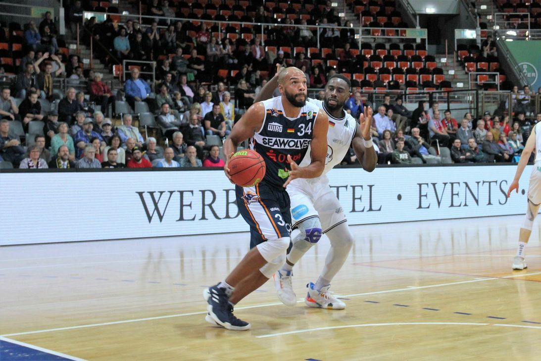 Kalidou Diouf im Trikot der Seawolfes. Foto: Thomas Kaeckenmeister