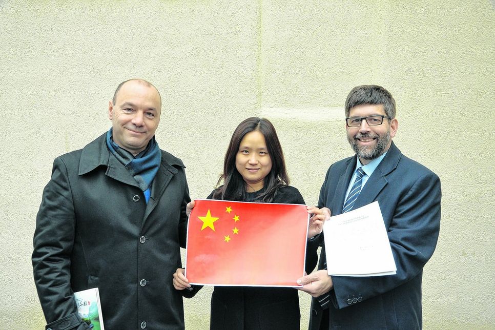 Markus Breitscheitel mit seiner chineschien Frau Chunlin Yin (37) und Stadtbürgermeister Wolfgang Lambertz freuen sich auf die Partnerschaft mit der chinisches Stadt Yizhou.