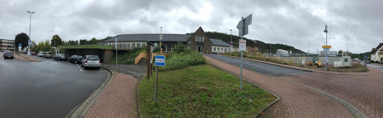 Die Bauarbeiten zur Neugestaltung des Bahnhofplatzes inklusive des angrenzenden Abschnittes der Bahnhofstraße haben Anfang der Woche mit der Einrichtung der Baustelle begonnen. mn-Foto