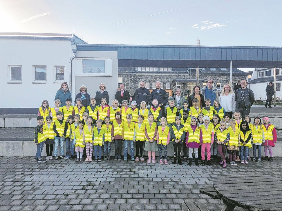 Gut zu erkennen sind künftig die Konzener Grundschüler - über 300 Sicherheitswesten verteilt die Verkehrswacht Monschau an den Schulen.