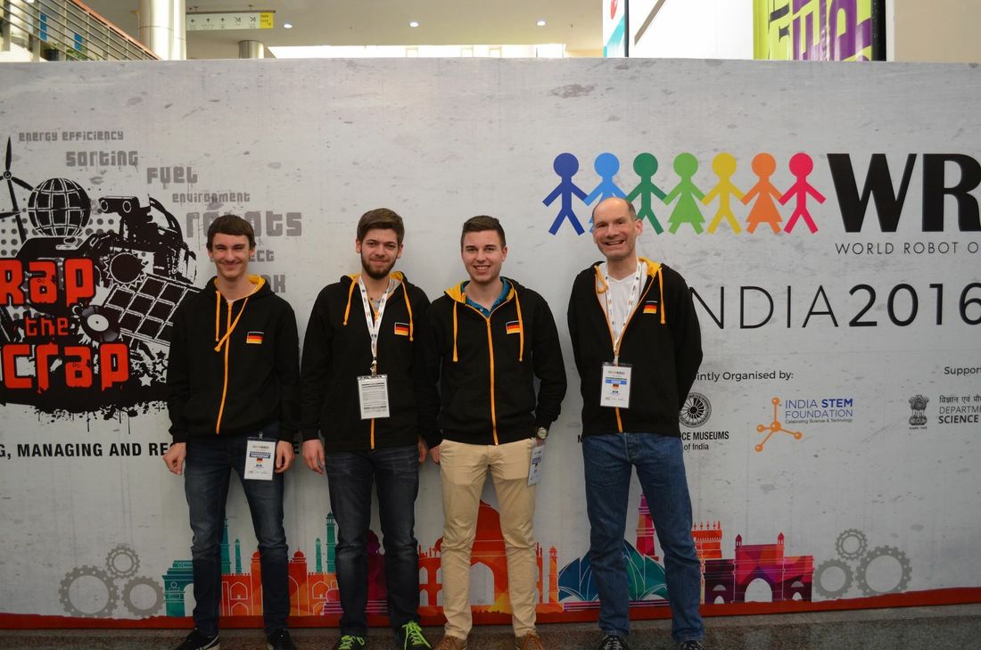 Teamfoto der GymSAB RoboGuards (v.l.n.r.): Tim Darimont, Tobias Spanier, Florian Grün, Teamcoach Andreas Schreiner. Foto: FF