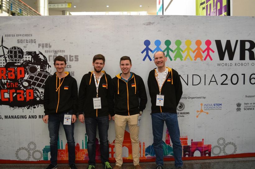 Teamfoto der GymSAB RoboGuards (v.l.n.r.): Tim Darimont, Tobias Spanier, Florian Grün, Teamcoach Andreas Schreiner. Foto: FF