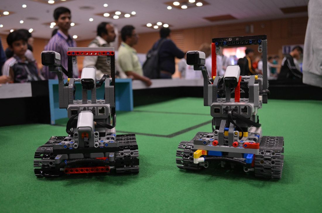 So sahen sie aus, die Roboter aus Lego, die gegeneinander Fußball spielten. Foto: FF