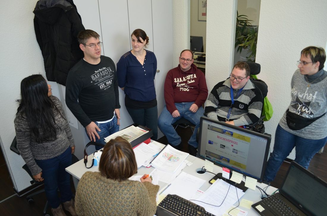 Besuch beim Wochenspiegel: Mit großer Begeisterung erzählten die Mitarbeiter der Medienprojektgruppe der Westeifel-Werke der Wochenspiegel-Redakteurin Sybille Schönhofen wie sie werksintern Menschen mit Handicap informieren.  Foto: Schröder