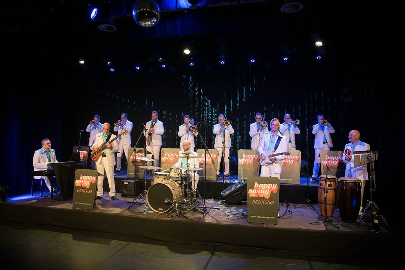 Das »Happy Swing Orchestra« unter Leitung von Rolf Kaulard (Foto unten) bringt waschechten James-Last-Sound in die Eicherscheider Tenne.