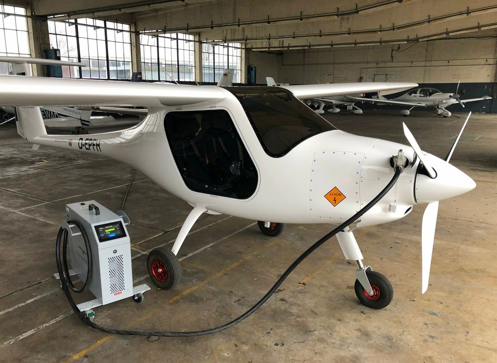 NRW-Verkehrsministerin Ina Brandes ist begeistert vom Flug mit Walter Kampsmann im E-Flieger. Auf dem Flughafen Aachen-Merzbrück wird die Pilotenausbildung mit E-Flugzeugen erforscht und vom Land mit 810.000 Euro gefördert. Fotos: T. Förster