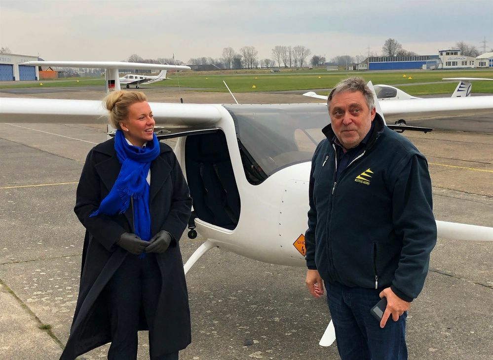 NRW-Verkehrsministerin Ina Brandes ist begeistert vom Flug mit Walter Kampsmann im E-Flieger. Auf dem Flughafen Aachen-Merzbrück wird die Pilotenausbildung mit E-Flugzeugen erforscht und vom Land mit 810.000 Euro gefördert. Fotos: T. Förster
