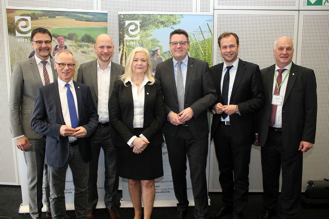 Im Beisein von Klaus Schäfer (r.), Geschäftsführer der Eifel Tourismus GmbH und Aufsichtsratsvorsitzendem Heinz-Peter Thiel (l.) stellten Karl-Heinz Hermanns (v.l.), Jorma Klauss, Margareta Ritter, Tim Grüttemeier und Robert Voigtsberger die radtouristischen Pläne in der Städteregion Aachen vor. Foto: Thomas Schmitz/pp/Agentur ProfiPress