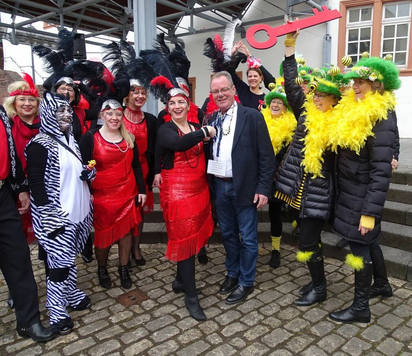 Die Saarburger Möhnen erstürmten das Rathaus. Foto: Mohsmann