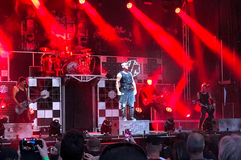 Die Rammstein-Coverband »Völkerball« begeisterte am Freitagabend das Publikum mit einer tollen Bühnenshow.