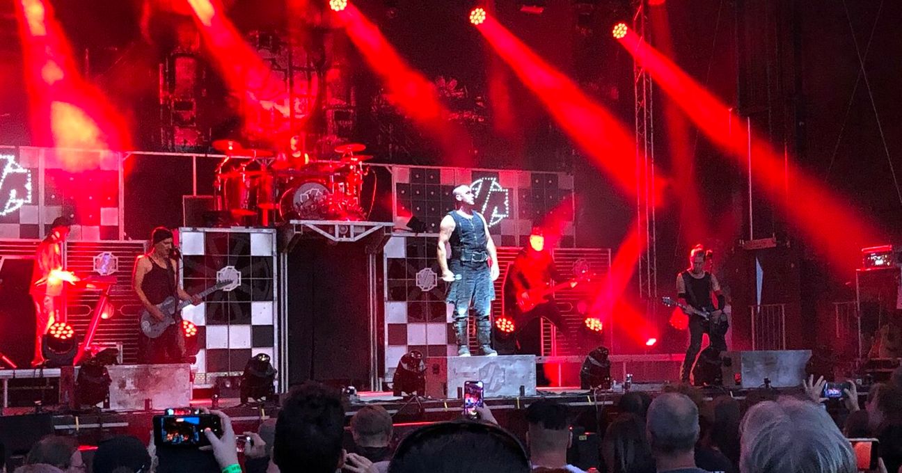 Die Rammstein-Coverband »Völkerball« begeisterte am Freitagabend das Publikum mit einer tollen Bühnenshow.