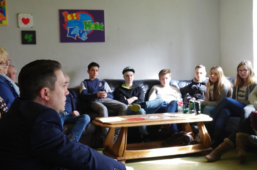 Der Landtagsabgeordnete Stefan Kämmerling (SPD) (li.) informierte sich im Simmerather Jugendcafé über die dortige Arbeit sowie die Wünsche der Jugendlichen.