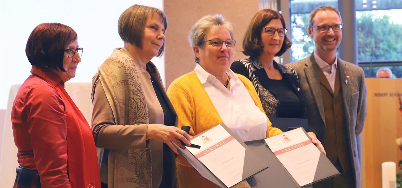 Die kfd-Frauen Evelyne Bauer (3.v.l.) und Ruth Holbach (4.v.l.) wurden mit Urkunden für ihr ehrenamtliches Engagement geehrt.