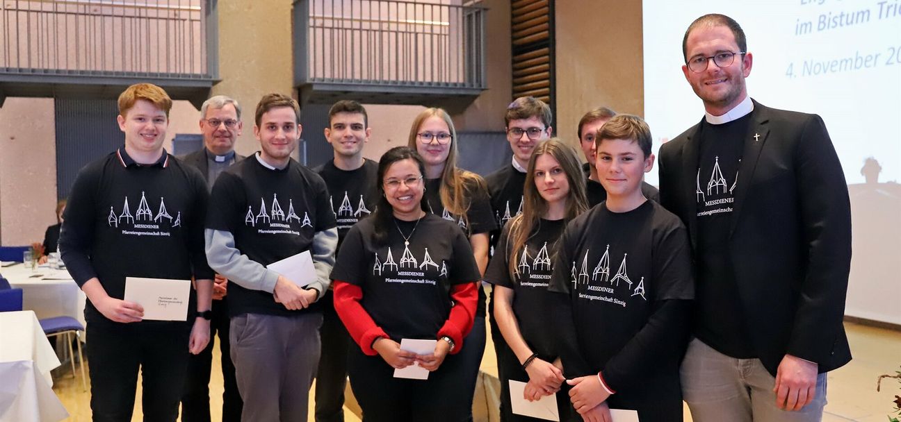 Die Messdienergruppe aus Sinzig mit Pfarrer Thomas Hufschmidt (r.) erhielten zum Dank Gutscheine für Kino und eine Gruppenexkursion.