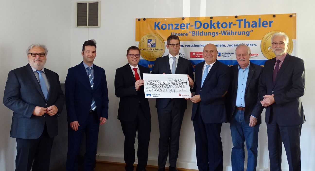Freuen sich über die Zunahme des Stiftungskapitals der Konzer-Doktor-Bürgerstiftung (von links): Werner Nägler (Stiftungsrat), Andreas Gauss (Möbel Martin), Jürgen Guckeisen (Sparkasse). Peter Michels (Volksbank), Hartmut Schwiering (1. Vorsitzender), Ernst Holbach (Konzer Stadt-Marketing), Karl-Heinz Frieden (Stiftungsratsvorsitzender). Foto: Mohsmann
