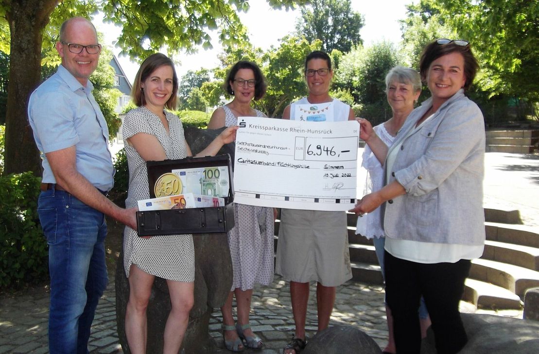 Kaum dass der "große" Scheck fürs Foto ausgefüllt war, ging eine weitere Spende ein und erhöhte den Betrag auf 7009,15 Euro. V.l.: Heike Lopez, Andrea Molitor und Carolin Geißler, Birgit Wagner und Ilona Besha.