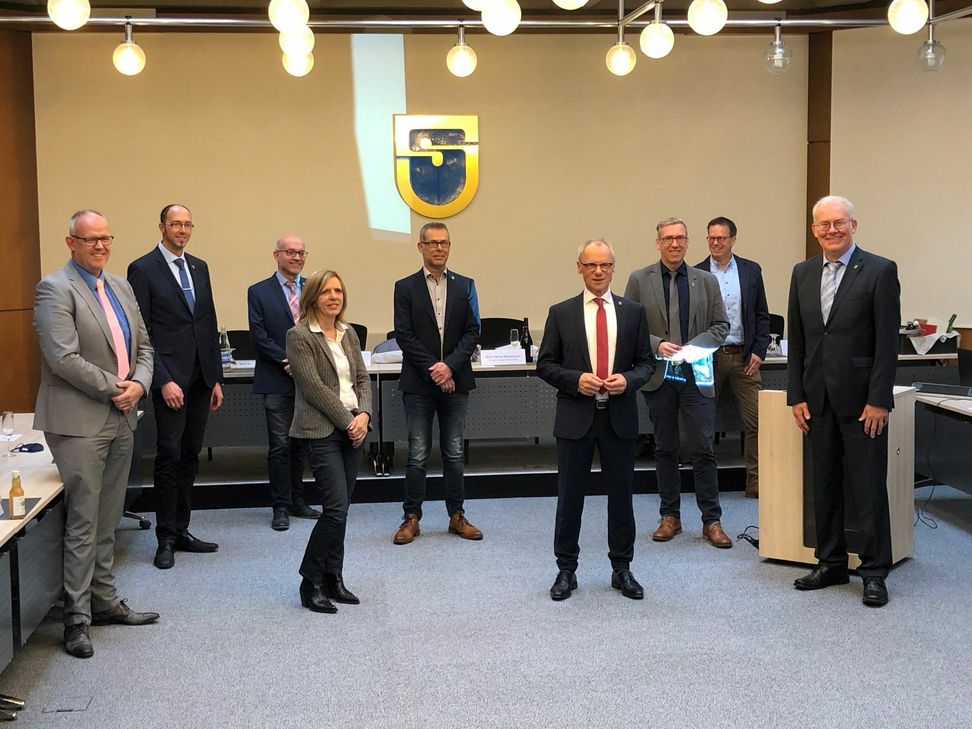 Im Kreise von Verwaltungsspitze und Fraktionschefs wurde Karl-Heinz Hermanns als Bürgermeister der Gemeinde Simmerath verabschiedet. Foto: T. Förster