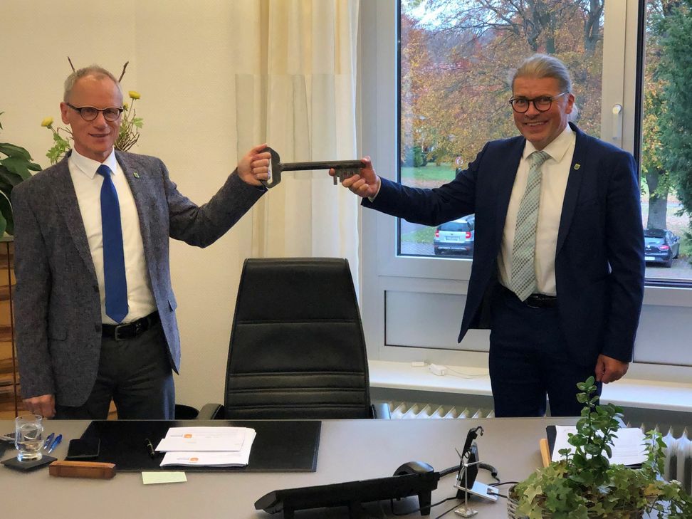 Den symbolischen Rathaus-Schlüssel übergab Karl-Heinz Hermanns an seinen Nachfolger Bernd Goffart. Foto: T. Förster