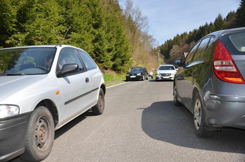 Die enge und unübersichtliche Straßenführung schreckt nicht vor - zu schnellem - Durchfahren ab. Parkbuchten und Fahrbahnanhebungen sollen die Eschbachstraße sicherer machen.
