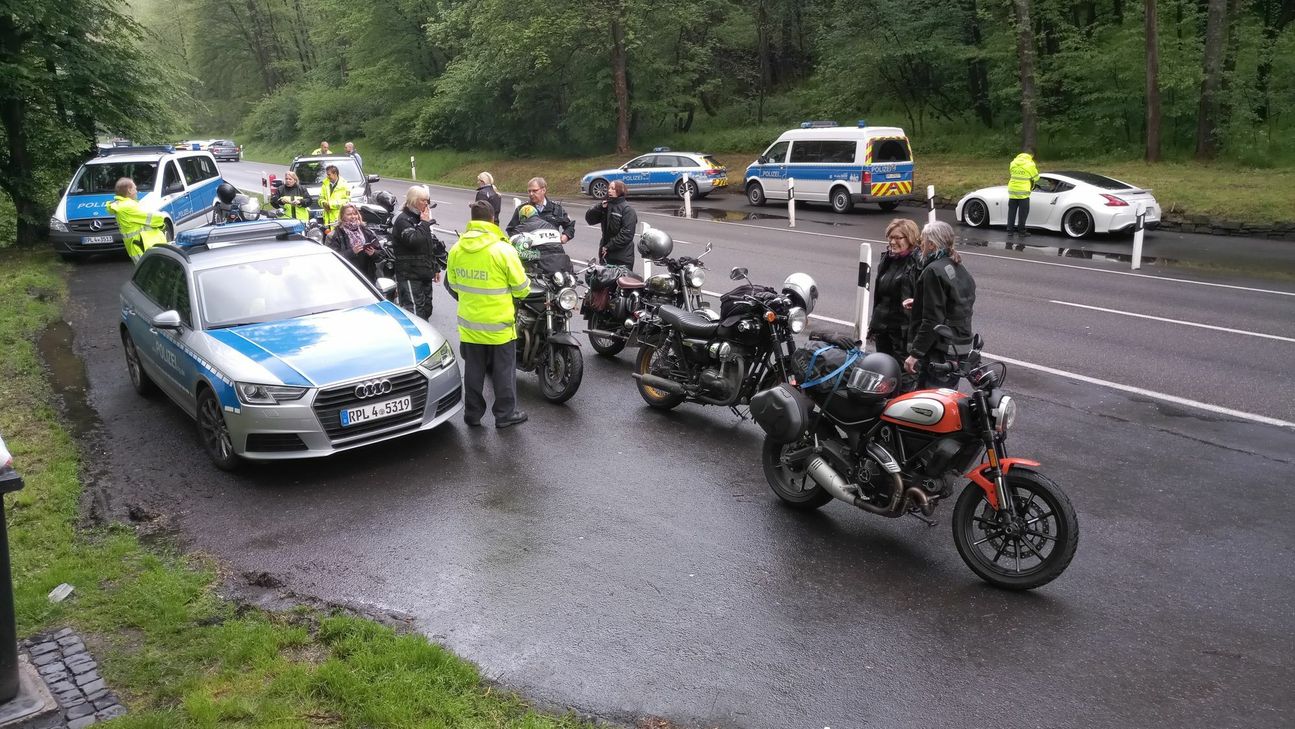 Bei Ahrbrück kontrollierte die Polizei Motorräder. Foto: Polizei