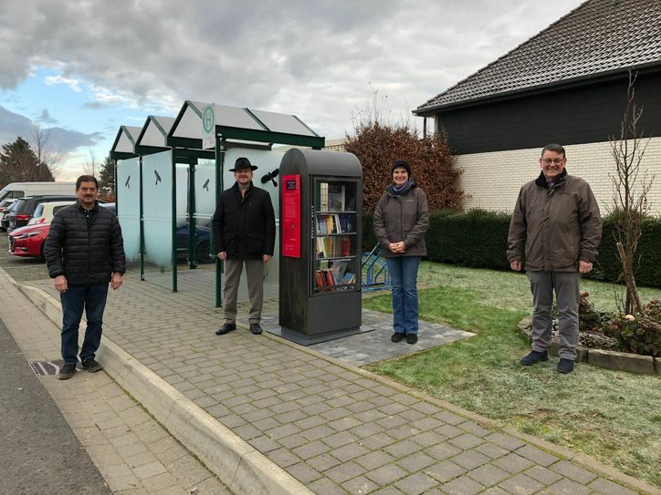 Zur Eröffnung der Literatur-Tauschbörse trafen sich Ortsvorsteher Ulrich Hallmanns, Bürgermeister Andreas Claßen, die Bücherschrankpatin Karin Ronig und Bürgermeister a. D. Axel Buch (v.l.n.r). Foto: Breuer