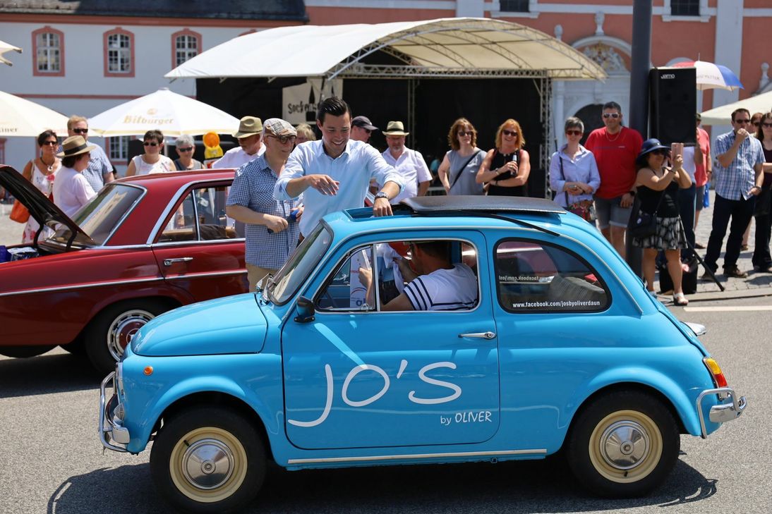 Stadtbürgermeister Johannes Reuschen begrüßte die Teilnehmer des Oldtimer-Corsos in Prüm. Foto: W. Kootz