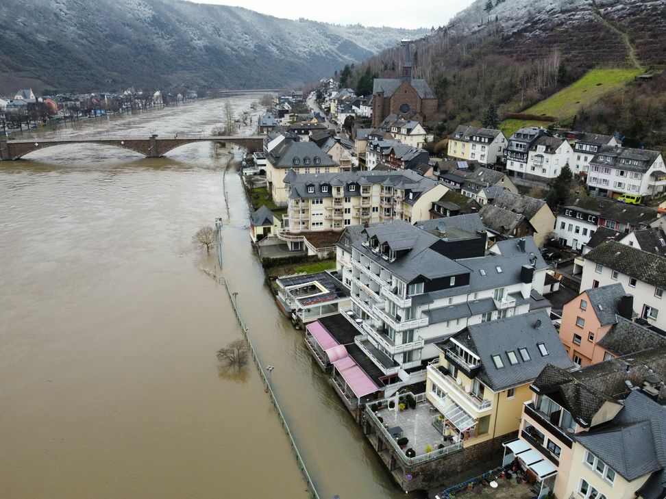Mehrere Straßen in Cochem (Foto) sind bereits von der Mosel überflutet. Fotos: Mario Zender