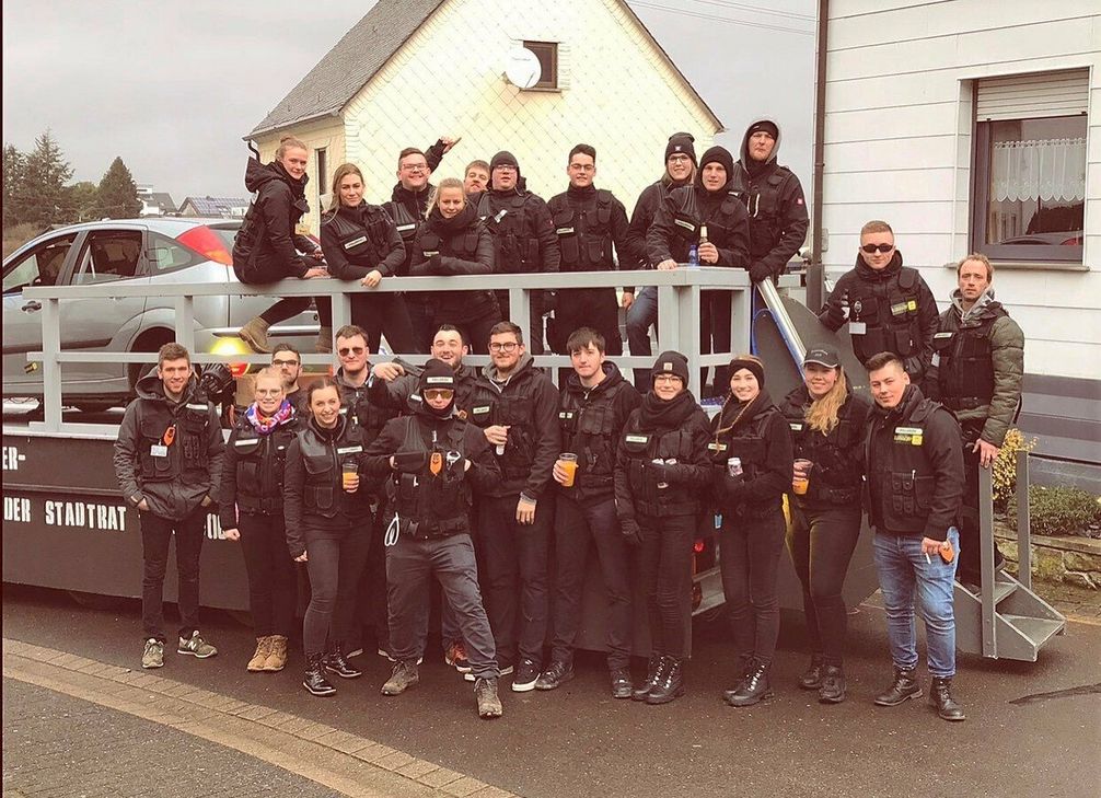 Die Gruppe der anonymen Wagenbauer, die auf 2023 hoffen.