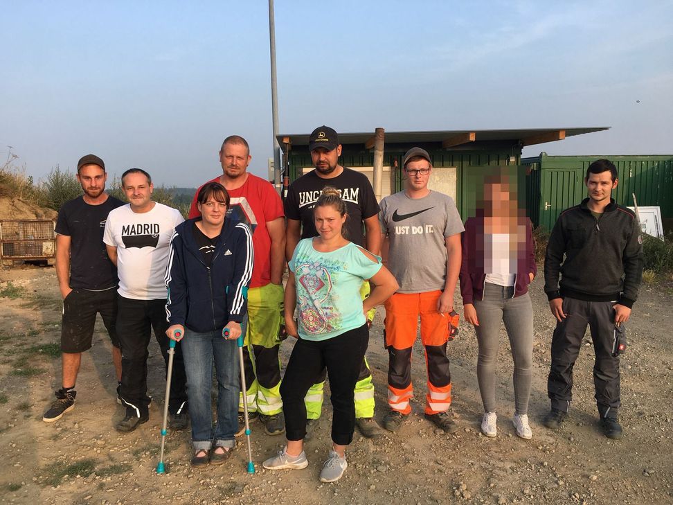 Diese zehn jungen Frauen und Männer feierten Samstagnacht in einer Hütte am Ortsrand von Hauroth. Als die Polizei einen Fahrer, der zuvor mitgefeiert hatte, wegen Trunkenheit im Straßen festnehmen will, kommt es zu dem folgenschweren Zusammentreffen. Am Ende sind sechs Polizeibeamte verletzt. Foto: Zender