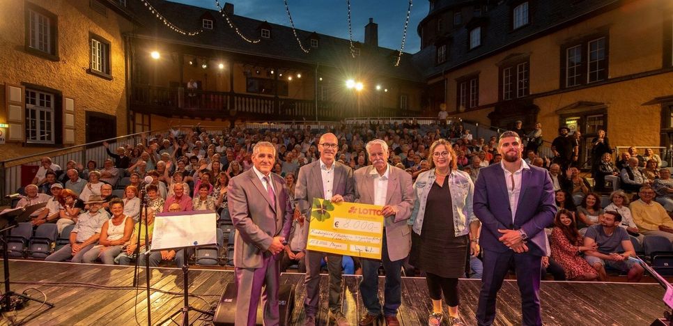 Über ein phantastisches Konzert und einen hohen Spendenbetrag für den guten Zweck freuten sich (v.l.n.r.) Django Reinhardt, Oberbürgermeister Dirk Meid, Walter Desch von Lotto Rheinland-Pfalz, Petra Schumacher, stellvertretende Intendantin der Burgfestspiele Mayen und Marlon Reinhardt, Vorsitzender des Vereins "Kultur und Integration Rheinland-Pfalz e.V."