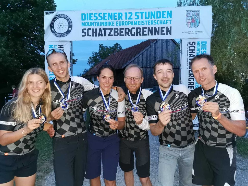 Ein erfolgreiches Team "SPORTTREFF 2.0 / MTB-RACING": Unter ihnen Daniela Schütt (3.v.l.) und Jan Kaliciak (4.v.l.) aus Einruhr, die jeweils Europameister bei Damen und Herren in der Zweier-Team-Konkurrenz wurden.