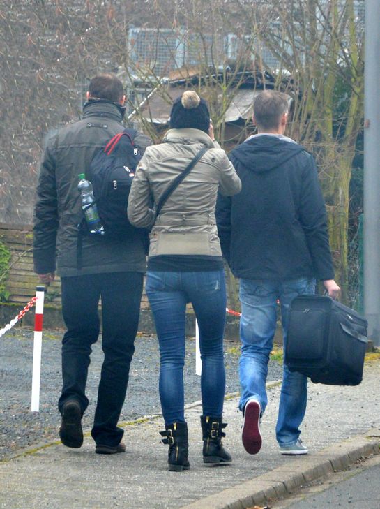 8.30 Uhr am vergangenen Mittwoch in einem Moselort bei Cochem: Drei Beamte der Steuerfahndung Trier sind auf dem Weg zu einem Mosel-Winzer. Wenig später durchsuchen sie das Weingut und nehmen Unterlagen mit.  Foto: Zender