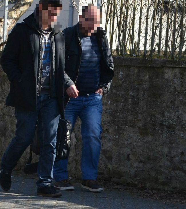 12.15 Uhr: Die Fahnder der Steuerfahndung Trier haben ihre Durchsuchungen abgeschlossen. Offenbar sicherten die Beamten zahlreiche Unterlagen und spiegelten auch Computerdaten.                                                                                                                   Foto: Thielen