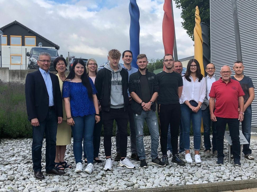 Geschäftsführung, Betriebs- und Personalleitung sowie Mitarbeitervertretung des Hauses Weiss hießen die neuen Auszubildenden willkommen. Foto: T. Förster