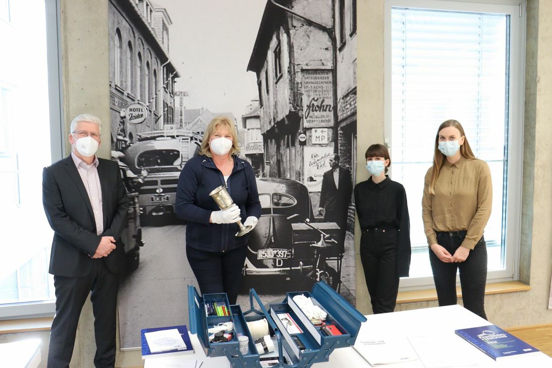 Annika Flamm (r.) und Lucia Seiß (2.v.r.) vom LVR stellten Museumsleiterin Dr. Heike Lützenkirchen (2.v.l.) und dem Ersten Beigeordneten Alfred Jaax (l.) den Dokumentationskoffer vor.