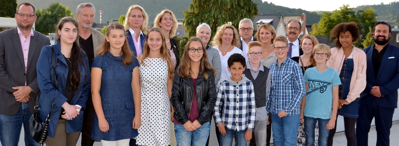 Strahlende Gesichter auf der Volksbank-Terrasse bei Laudatoren, Sponsoren und den Siegern des Jungautoren-Wettbewerbs von WochenSpiegel und Literatur-on-Tour.