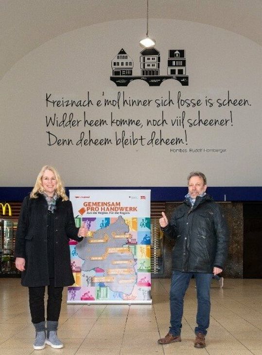 OB Heike Kaster-Meurer und Klaus Berdan, Leiter Bahnhofsmanagement, machen sich vor Ort ein Bild von den Arbeiten.